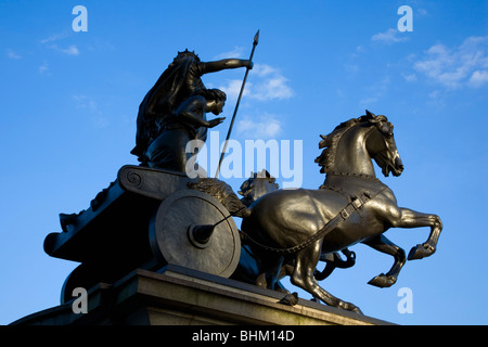 London, Greater London, Angleterre. Statue de Boudicca, conçu par Thomas 1970 Ford Econoline, près de Westminster Bridge. Banque D'Images