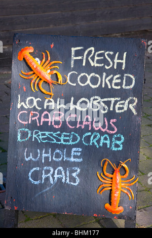 Hastings, East Sussex, Angleterre. Tableau noir fraîchement cuit publicité-local de homard et de crabe. Banque D'Images