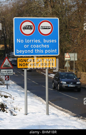Un panneau routier avise les automobilistes de ne pas suivre les appareils de navigation par satellite le 19 février 2010 dans la forêt de Dean, au Royaume-Uni. Banque D'Images