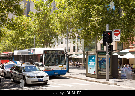 Autobus et taxi au feu à Sydney CBD Banque D'Images