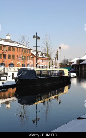 Bassin du Canal de Coventry en hiver avec la neige, England, UK Banque D'Images