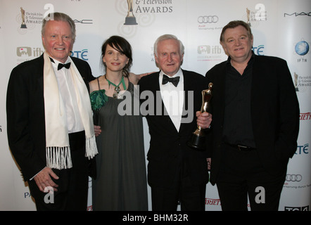 L'acteur Jon Voight, l'actrice Juliette Binoche réalisateur John Boorman avec son lifetime achievement award avec Brendan Gleeson Banque D'Images