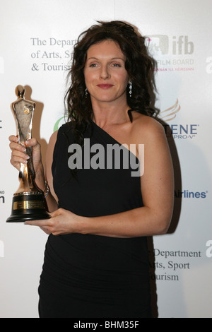 Dervla Kirwan avec son actrice de second rôle film award lors de la 7ème édition des Irish Film and Television Awards Banque D'Images