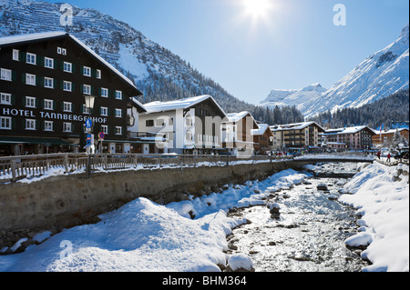 River dans le centre de la station de ski d'Arlberg Lech, région, Vorarlberg, Autriche Banque D'Images