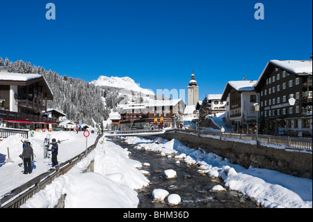 River dans le centre de la station de ski d'Arlberg Lech, région, Vorarlberg, Autriche Banque D'Images