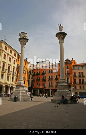 Piazza dei Signori avec les colonnes de St Marc et le Rédempteur à Vicenza Banque D'Images