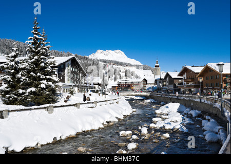 River dans le centre de la station de ski d'Arlberg Lech, région, Vorarlberg, Autriche Banque D'Images