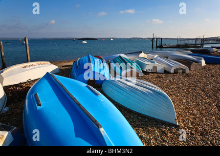 Les canots sur la plage à Eastney Langstone, Port, Hampshire, Royaume-Uni Banque D'Images