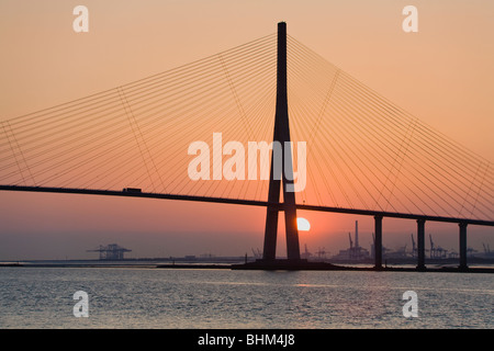 Chariot de traverser la Seine au Pont de Normandie près du Havre, Normandie, France Banque D'Images