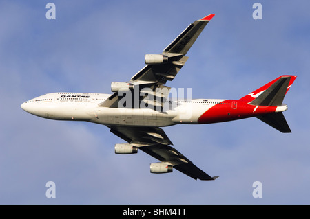 Boeing 747 exploité par Qantas escalade de décoller à l'aéroport Heathrow de Londres Banque D'Images