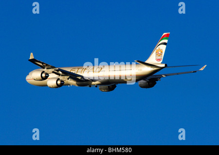 Airbus A340 exploité par Etihad Airways escalade de décoller à l'aéroport Heathrow de Londres. Banque D'Images