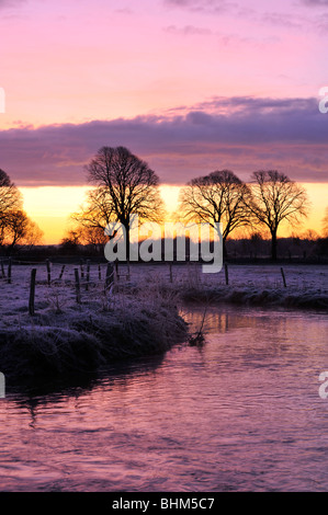 Lever du soleil sur la rivière Frome près de Dorchester, Dorset en février. Banque D'Images