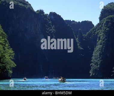 Monolithes de calcaire, Koh Phi Phi Le, les îles Phi Phi, province de Krabi, Thaïlande Banque D'Images