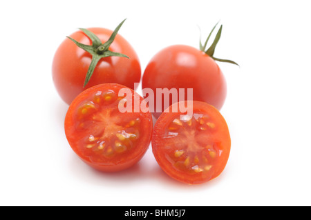 Tomates cerises entières ou coupées en tranches Banque D'Images