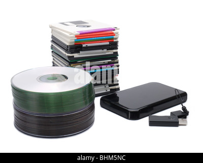Pile de disquettes, CD-ROM, disque dur externe et d'entraînement de stylo over white Banque D'Images