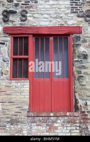 Vieille porte rouge à l'arrière d'un bâtiment à Newcastle Upon Tyne, Newcastle. Banque D'Images