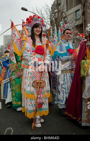 Paris, France, femmes chinoises vêtues de robes chinoises traditionnelles dans le carnaval du nouvel an chinois à Chinatown, jeune femme dans une foule Banque D'Images