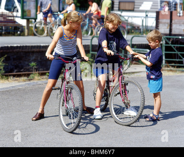 Les enfants sur les bicyclettes, Westward Ho !, Devon, Angleterre, Royaume-Uni Banque D'Images