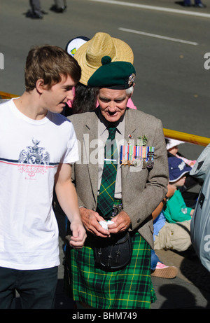 Vieux et jeunes : ancien combattant âgé et petit-fils, après l'ANZAC day parade à Sydney, Australie. Banque D'Images