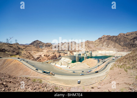 Black Canyon avec le Hoover Dam et le Lac Mead, à la frontière de l'Arizona et du Nevada à la circulation sur la route US 93 Banque D'Images