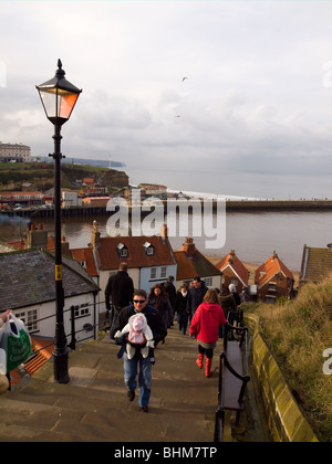 Les vacanciers sur la célèbre 199 pas de la ville de St Marys church et l'abbaye de Whitby, North Yorkshire, UK Banque D'Images