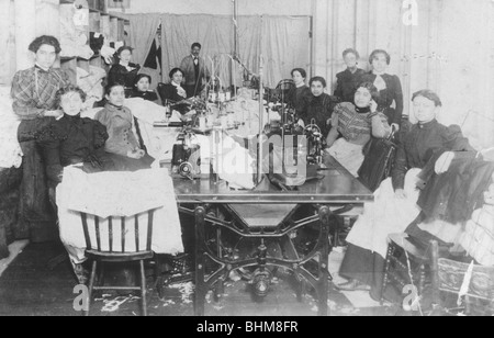 Atelier de couture, l'East End de Londres, c1900. Artiste : Inconnu Banque D'Images