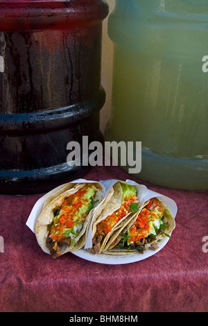 Trois Carne asada tacos attendent le dîner à un stand de tacos de Tijuana. Banque D'Images