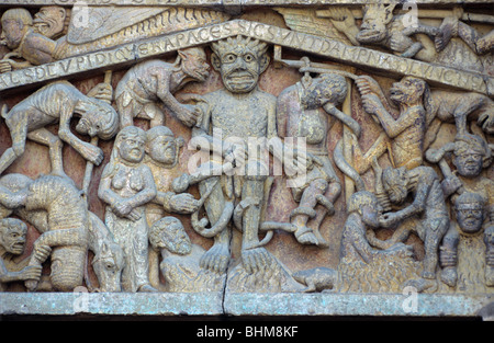 Satan ou le diable et le chaos de l'Enfer, c12th sculpture romane, Tympanam, façade ouest, église de l'abbaye de Sainte-Foy, Conques, Aveyron, France Banque D'Images