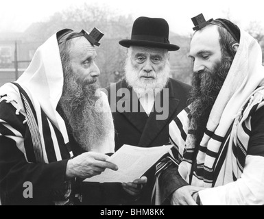 Les Juifs hassidiques portant des téfilines et tzitzit, 1981. Artiste : Sidney Harris Banque D'Images