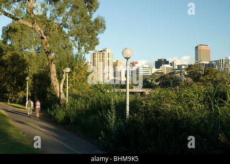 Vue sur Adelaide Skyline en face de la rivière Torrens depuis War Memorial Drive, Adélaïde, Australie méridionale Banque D'Images