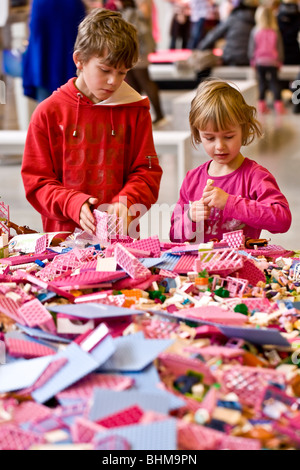 Deux enfants jouant avec des briques Lego Banque D'Images