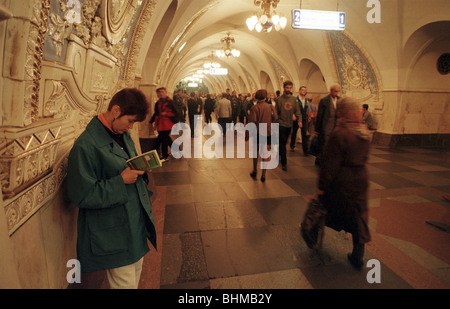 Femme lisant un livre sur l'Taganskaja gare du métro de Moscou, Russie Banque D'Images