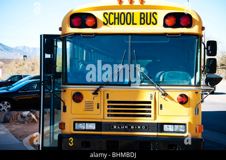 Schoolbus à St. John's Indian School, en attente de l'école au fin Banque D'Images