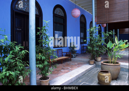 Corridor bleu & Courtyard, Cheong Fatt Tze Mansion (1870) ou Chinois des Détroits Cour Housen Peranakan, Georgetown, Penang, Malaisie Banque D'Images