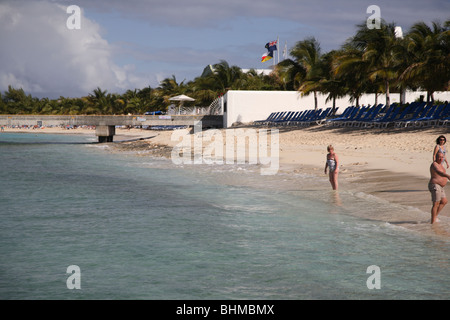 Îles Turk et Caïques, front de mer avec baigneurs et palmiers et rivage de sable. Banque D'Images