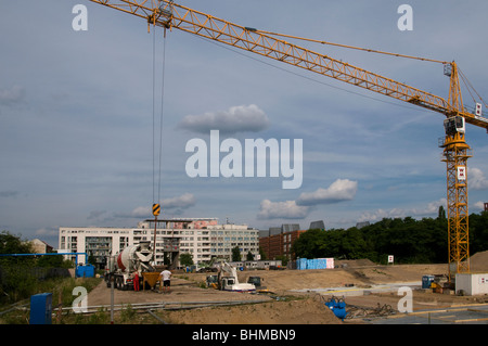 Constructeurs travaillant dans un chantier de construction, dans le quartier Tiergarten de Berlin Allemagne Banque D'Images