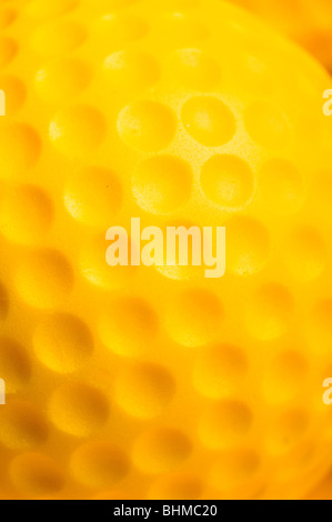 Détail d'une macro d'une balle de golf jaune Banque D'Images