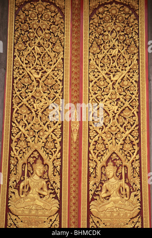 La porte d'un temple bouddhiste à Bangkok, Thaïlande. Banque D'Images