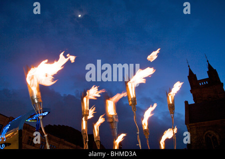 Torches brûlant contre ciel nocturne Banque D'Images