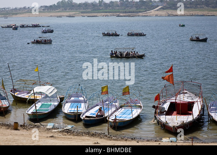 Bateaux entièrement chargé avec des pèlerins hindous. Sangam (la confluence du Gange et rivières Yamuna). Allahabad. L'Inde Banque D'Images