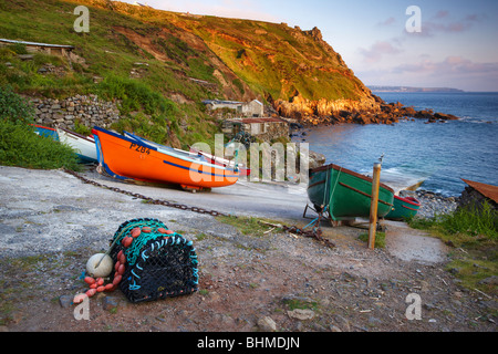 Bateaux de pêche en appui sur la cale de halage, Cape Cornwall Banque D'Images