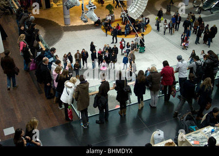 Clients dans le centre commercial de Westfield, Shepherds Bush, London Banque D'Images