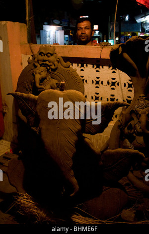 Des statues de dieu éléphant Ganesh sont faits de boue et de foin pour les Ganpati festival dans un atelier à Puri, Orissa, Inde Banque D'Images