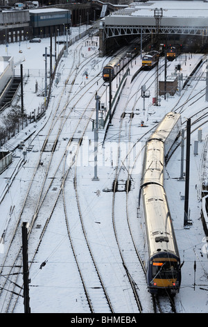 Commuter Train quitter l'est de la gare de Waverley, Édimbourg, Écosse, Royaume-Uni. Banque D'Images