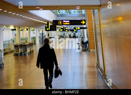 Homme marchant à d'embarquement pour le vol Banque D'Images