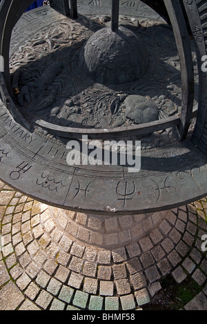 Une sculpture en bronze d'une sphère armillaire sur le quai à Exeter, Devon, Angleterre Banque D'Images