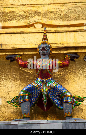 Personnage de Krut ou de Yak en costume asiatique, les démons ou les Guadiens du Chedi d'Or, Grand Palais, Bangkok Banque D'Images