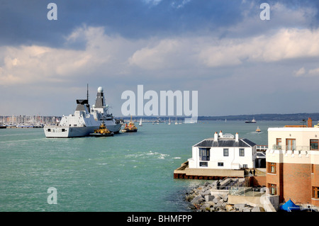 Le HMS Dauntless entrant dans le port de Portsmouth Banque D'Images