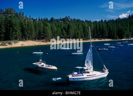 Bateaux dans marina, Zephyr Cove, Lake Tahoe, comté de Douglas, Nevada, United States, Amérique du Nord Banque D'Images