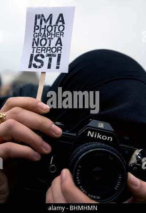 Protestation des photographes à Trafalgar Square, Londres, la police de nouveau l'utilisation de la loi antiterroriste Banque D'Images